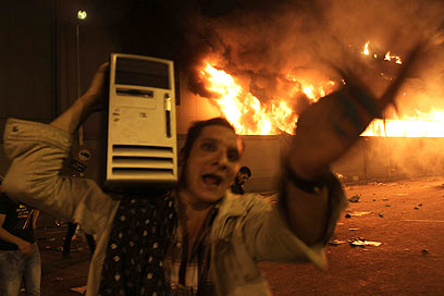 WROL – Protecting Your Family When the Bad Guys Come Down Your Street – pt. 1 2 Looting happens in virtually every crisis.